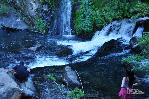 Turistas visitam a Cascata Escondida, perto de El Bolsón, na Argentina
